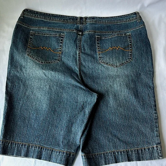 Monroe & Main Blue Jean Shorts Classic Denim Style ** - Picture 2 of 7